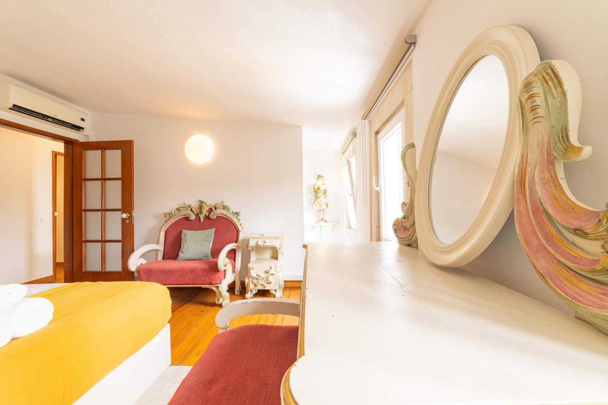 Charming Classic-rustic Retreat In Historic Apartment Lisbon