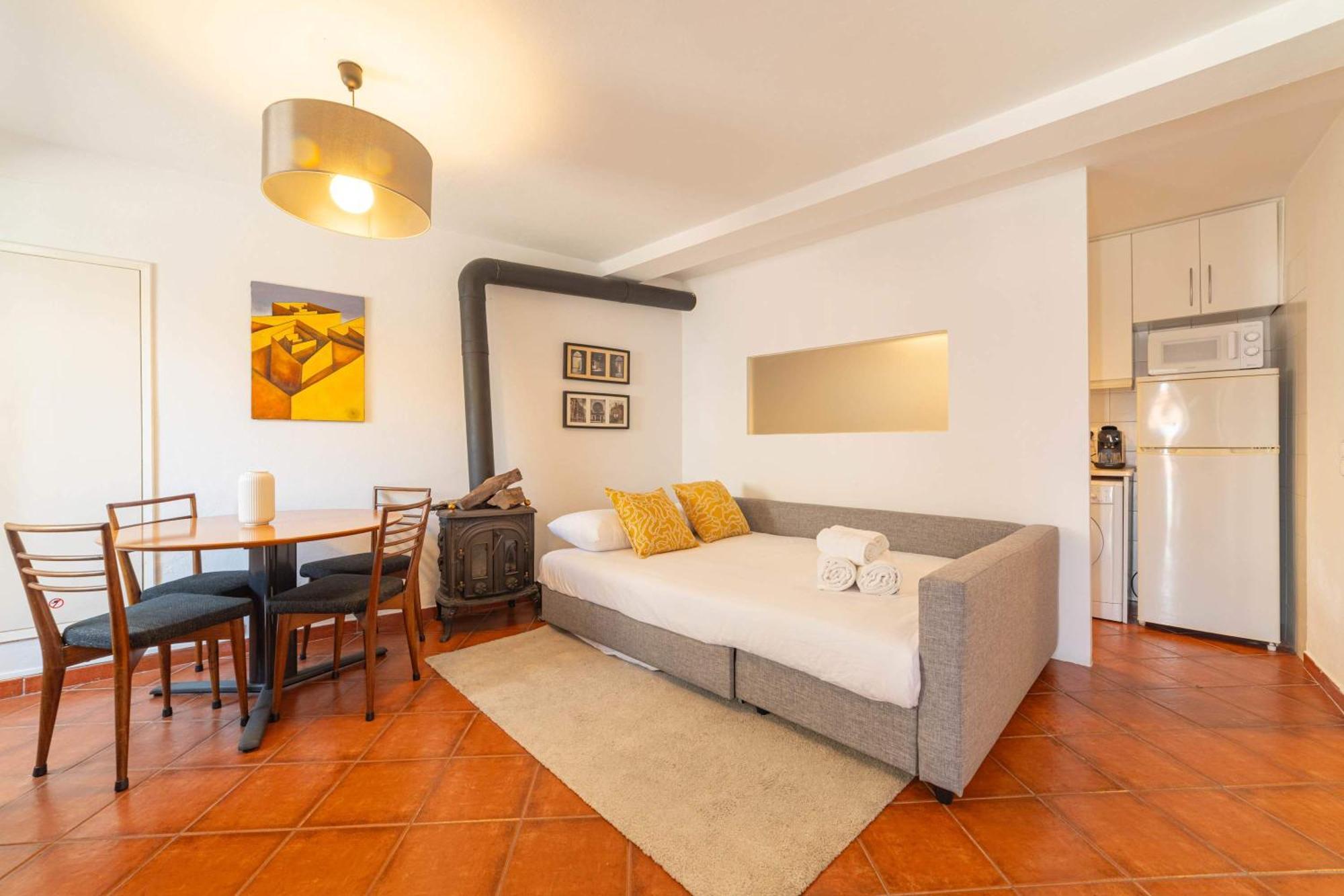 Charming Classic-rustic Retreat In Historic Apartment Lisbon